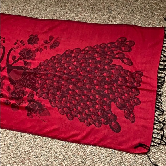 Red and Black Reversible Peacock Pashmina - Picture 6 of 7